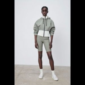 TOPSTITCHED BIKE SHORTS
LIGHT GREEN